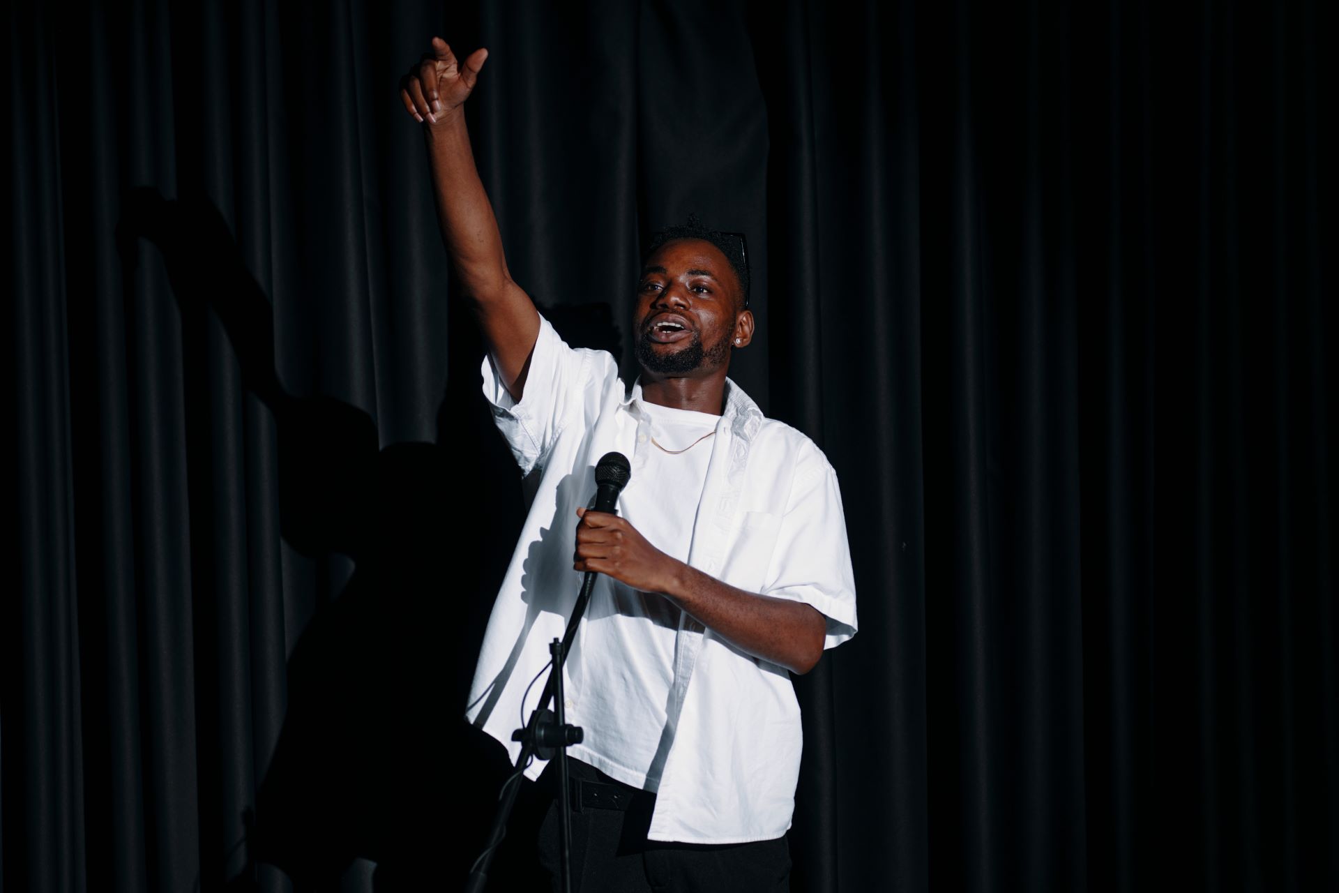 performing-stand-up-comedy-on-stage-during-event-2025-01-31-05-03-07-utc